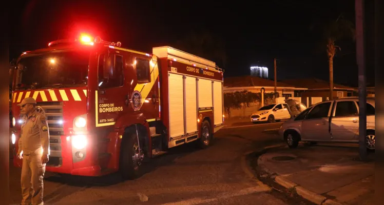 Corpo de Bombeiros é acionado para conter chamas em veículo