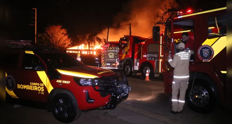 Incêndio foi registrado na madrugada desta quinta-feira (08)