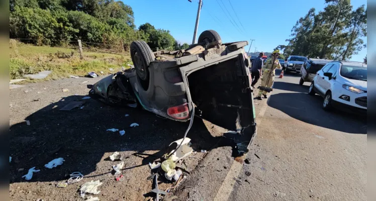 Carro e caminhão colidiram na manhã deste sábado (20)