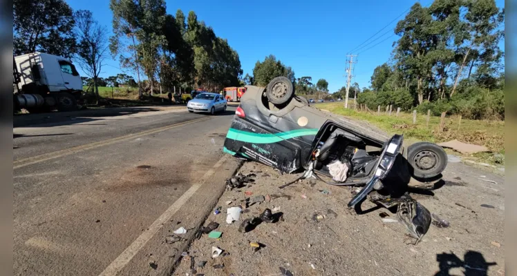 Carro e caminhão colidiram na manhã deste sábado (20)