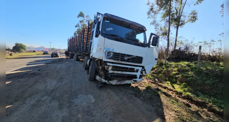 Carro e caminhão colidiram na manhã deste sábado (20)