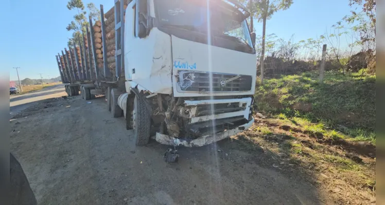 Carro e caminhão colidiram na manhã deste sábado (20)