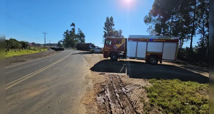 Carro e caminhão colidiram na manhã deste sábado (20)