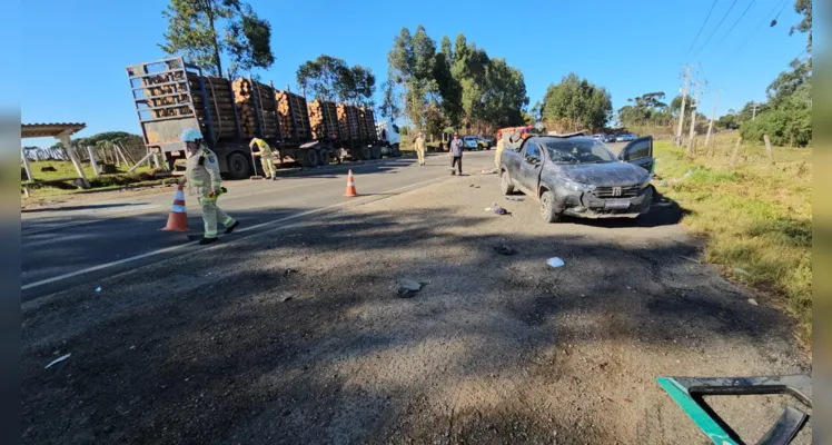 Carro e caminhão colidiram na manhã deste sábado (20)