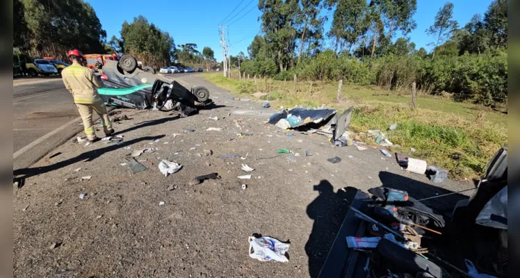 Carro e caminhão colidiram na manhã deste sábado (20)