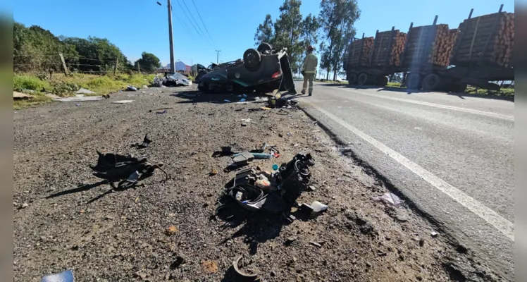 Carro e caminhão colidiram na manhã deste sábado (20)