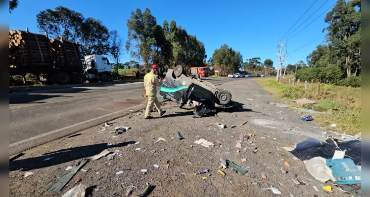 Carro e caminhão colidiram na manhã deste sábado (20)