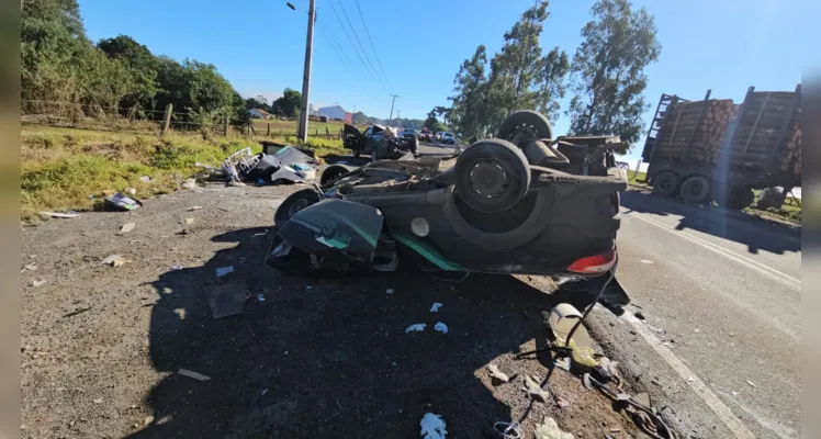 Carro e caminhão colidiram na manhã deste sábado (20)