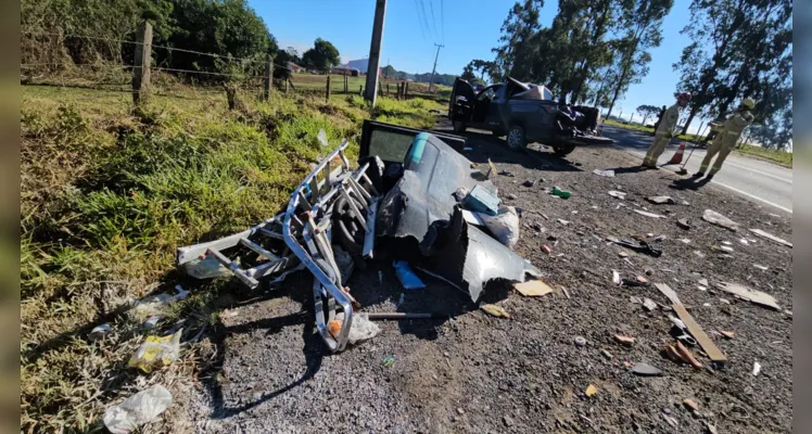 Carro fica destruído após acidente com caminhão no Guaragi; veja vídeo