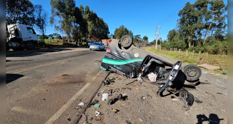 Carro fica destruído após acidente com caminhão no Guaragi; veja vídeo