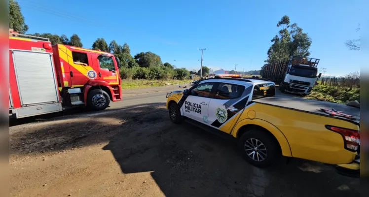 Carro e caminhão colidiram na manhã deste sábado (20)