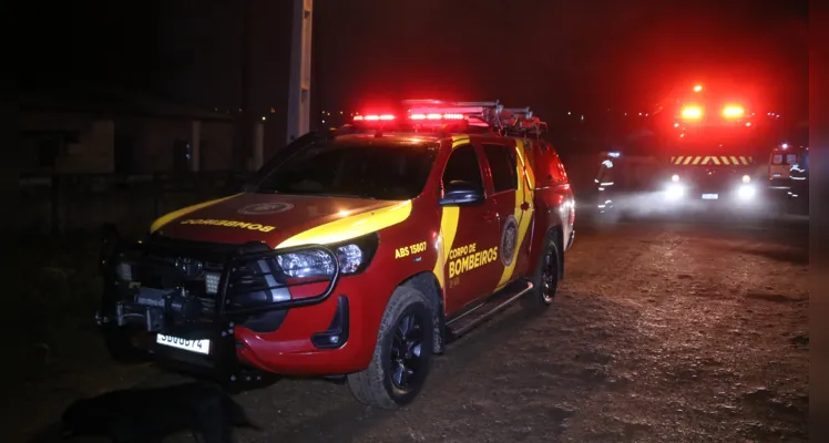 Casa de madeira na Vila Borato foi consumida pelas chamas na madrugada deste sábado (24)