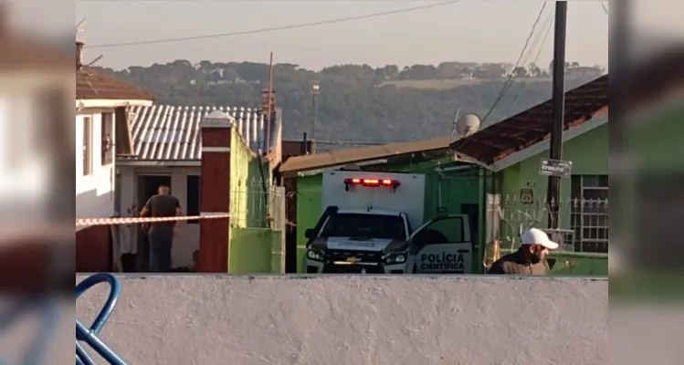 Homicídio aconteceu na manhã desta quinta-feira (25), na rua Erveira, em Ponta Grossa