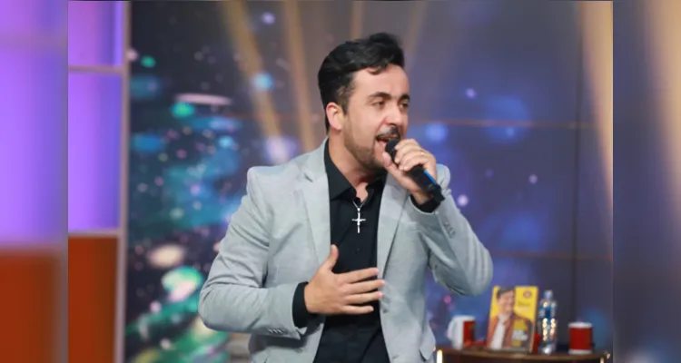 Moysés Ferreira cantou duas músicas de sua autoria no programa do padre Reginaldo Manzotti