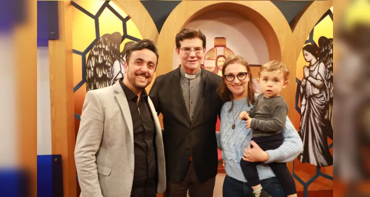 Moysés com a esposa Suellen e o filho Matheus na companhia do padre Reginaldo Manzotti