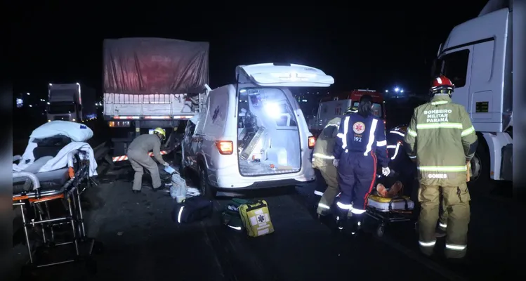 Colisão entre ambulância e caminhão deixa uma morte em rodovia de PG