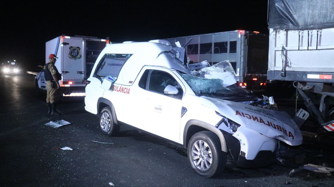 Colisão entre ambulância e caminhão deixa uma morte em rodovia de PG