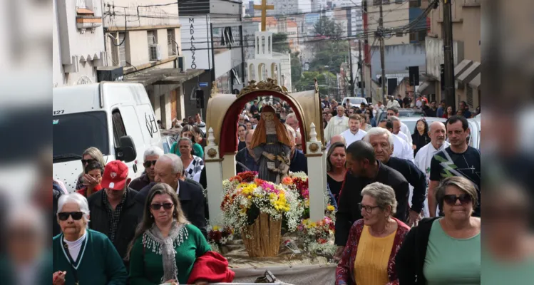 Na manhã dessa sexta-feira (27), a procissão precedeu a missa solene