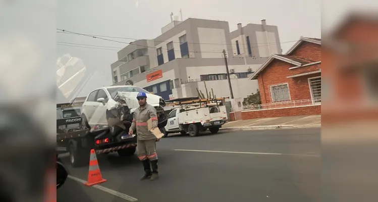 Colisão contra um poste de energia aconteceu na manhã deste sábado (14)