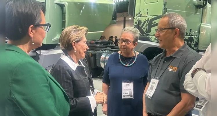 Prefeita de Ponta Grossa, Elizabeth Schmidt (União Brasil), durante visita institucional à DAF Caminhões, na Fenatran |