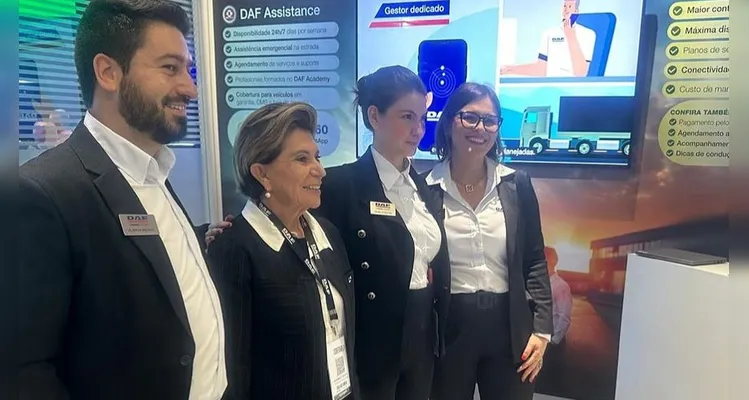 Prefeita de Ponta Grossa, Elizabeth Schmidt (União Brasil), durante visita institucional à DAF Caminhões, na Fenatran |