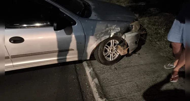 Na tentativa de abordagem o suspeito teria jogado o carro contra o veículo de uma família