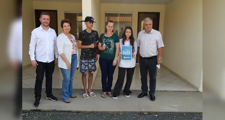 Familiares demonstraram felicidade em receber a moradia