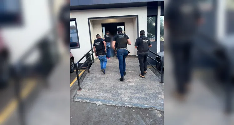 Os suspeitos foram levado até a delegácia da Polícia