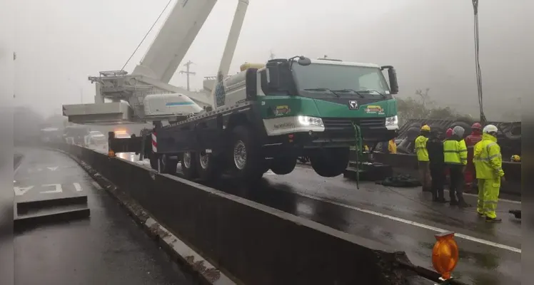 Sobe para nove os mortos em colisão entre carreta e van de atletas