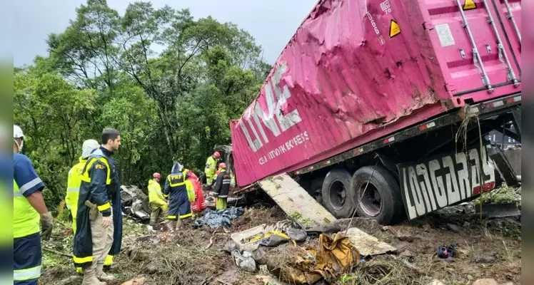 Sobe para nove os mortos em colisão entre carreta e van de atletas