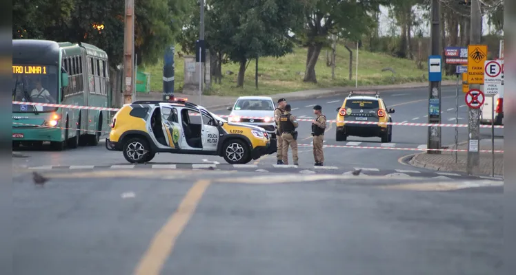 Um perímetro de aproximadamente duas quadras da agência segue isolada por equipes da GCM e PM