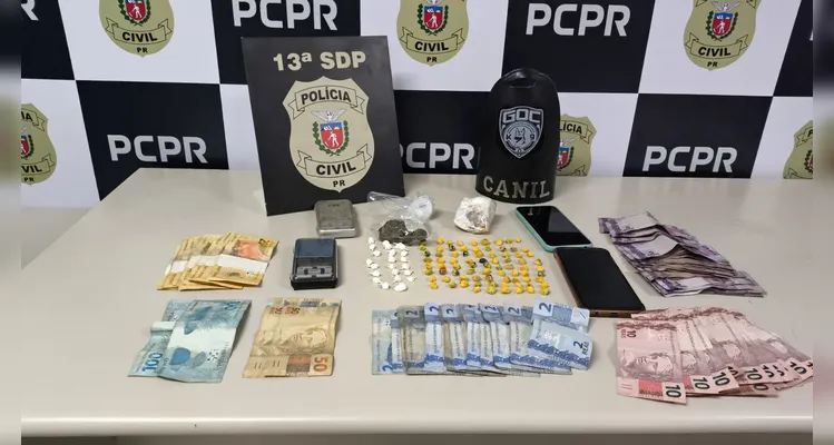 Foram apreendidas drogas do tipo crack, cocaína e maconha, localizadas pelo cão farejador Bolt do Grupo de Operações com Cães da GCM