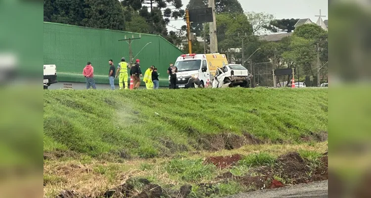 Colisão envolveu um carro e um caminhão