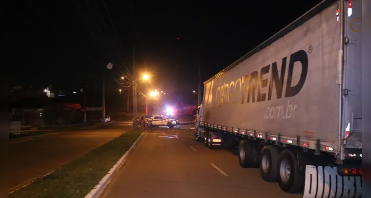 Acidente envolvendo carro e moto aconteceu na madrugada desta quinta-feira (26), em Ponta Grossa