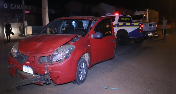 Acidente envolvendo carro e moto aconteceu na madrugada desta quinta-feira (26), em Ponta Grossa