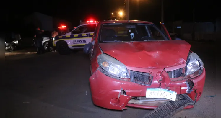 Acidente envolvendo carro e moto aconteceu na madrugada desta quinta-feira (26), em Ponta Grossa