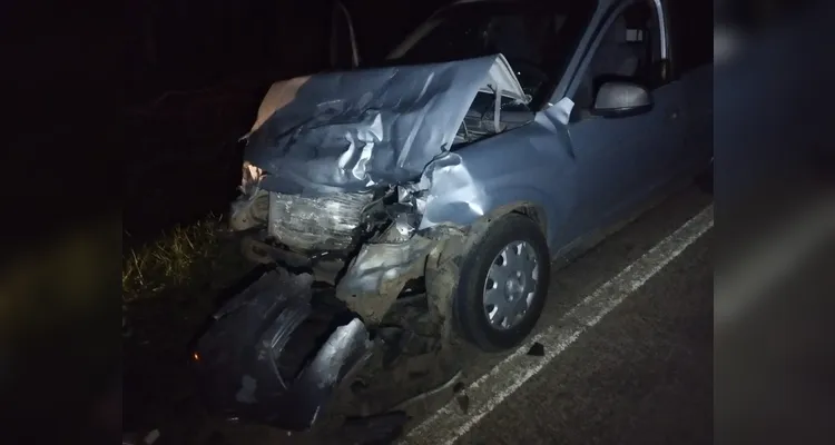 Colisão frontal envolveu dois carros no começo da noite dessa segunda-feira (14), na PR-160