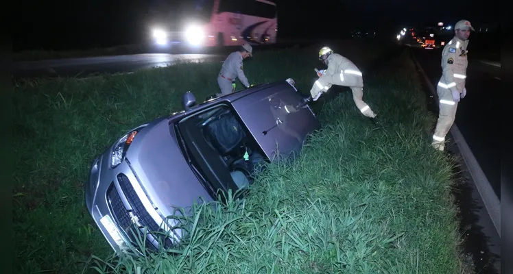 Carro capota na BR-376 e condutor é levado para UPA em Ponta Grossa