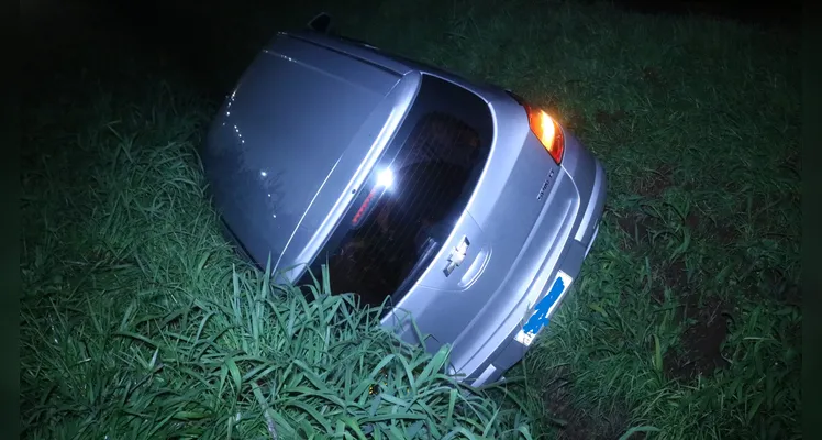 Carro capota na BR-376 e condutor é levado para UPA em Ponta Grossa