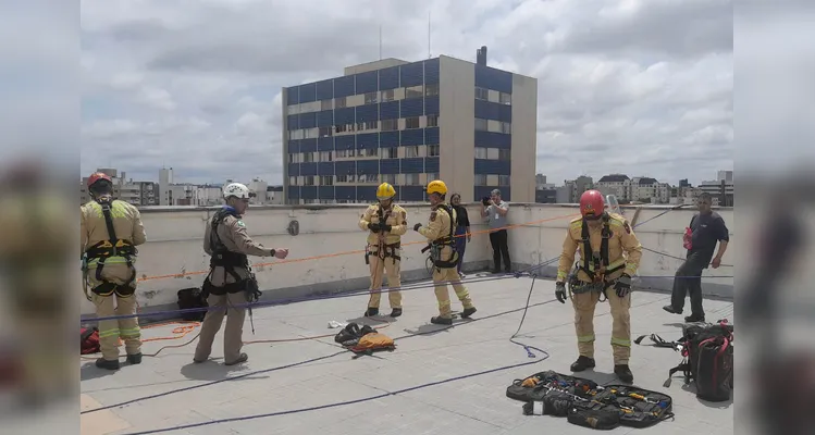 Equipes estiveram no local