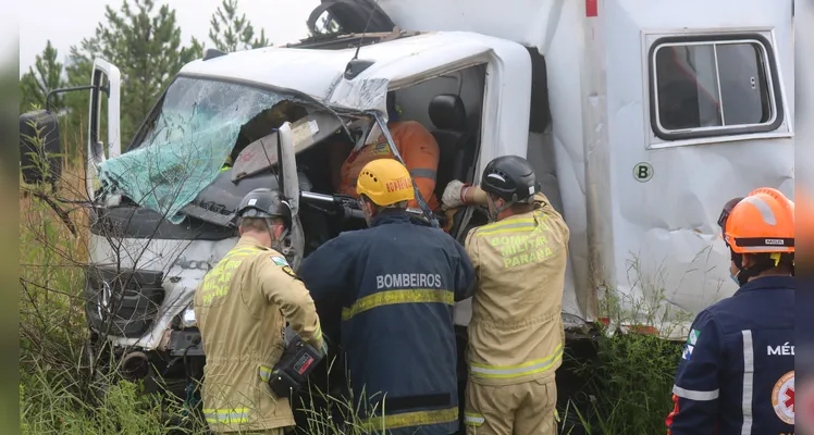 Acidente com caminhões aconteceu na manhã deste sábado (01), na BR-376, em Ponta Grossa