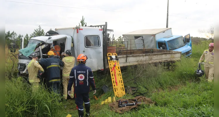 Acidente com caminhões aconteceu na manhã deste sábado (01), na BR-376, em Ponta Grossa