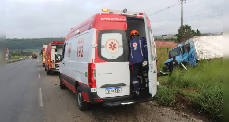 Acidente com caminhões aconteceu na manhã deste sábado (01), na BR-376, em Ponta Grossa