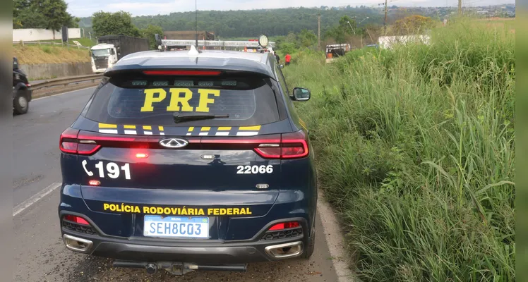 Acidente com caminhões aconteceu na manhã deste sábado (01), na BR-376, em Ponta Grossa. PRF foi acionada