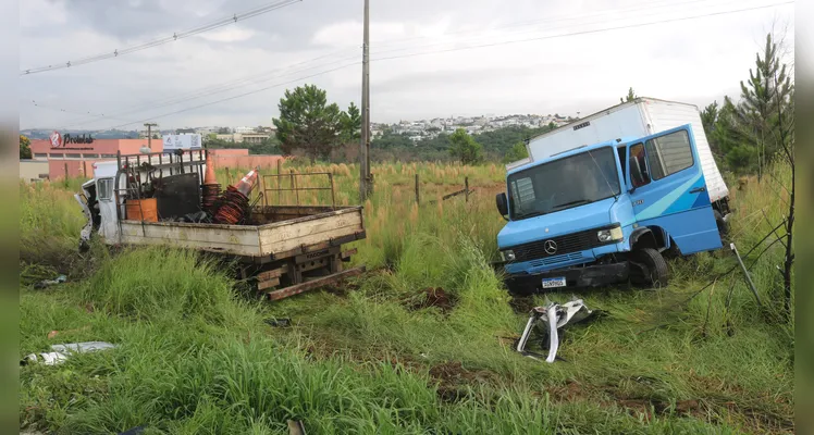 Acidente com caminhões aconteceu na manhã deste sábado (01), na BR-376, em Ponta Grossa