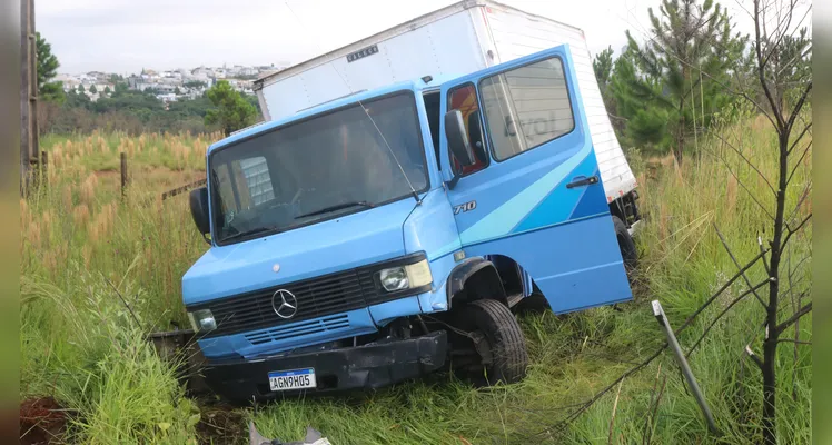 Acidente com caminhões aconteceu na manhã deste sábado (01), na BR-376, em Ponta Grossa