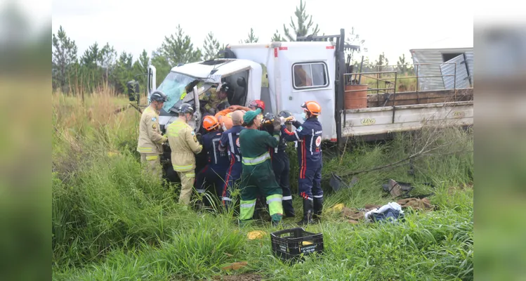 Acidente com caminhões aconteceu na manhã deste sábado (01), na BR-376, em Ponta Grossa