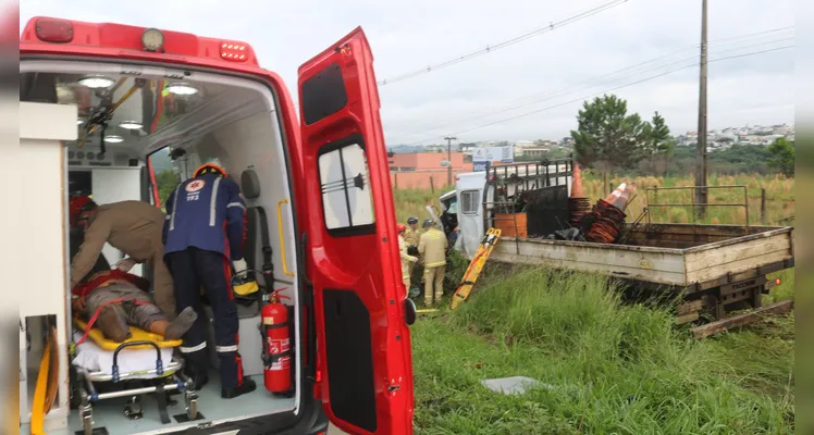 Acidente com caminhões aconteceu na manhã deste sábado (01), na BR-376, em Ponta Grossa