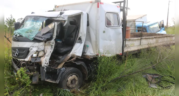 Acidente com caminhões aconteceu na manhã deste sábado (01), na BR-376, em Ponta Grossa