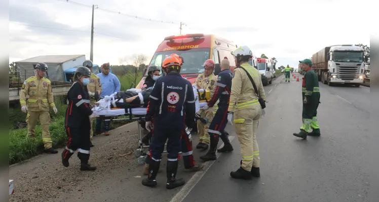 Acidente com caminhões aconteceu na manhã deste sábado (01), na BR-376, em Ponta Grossa